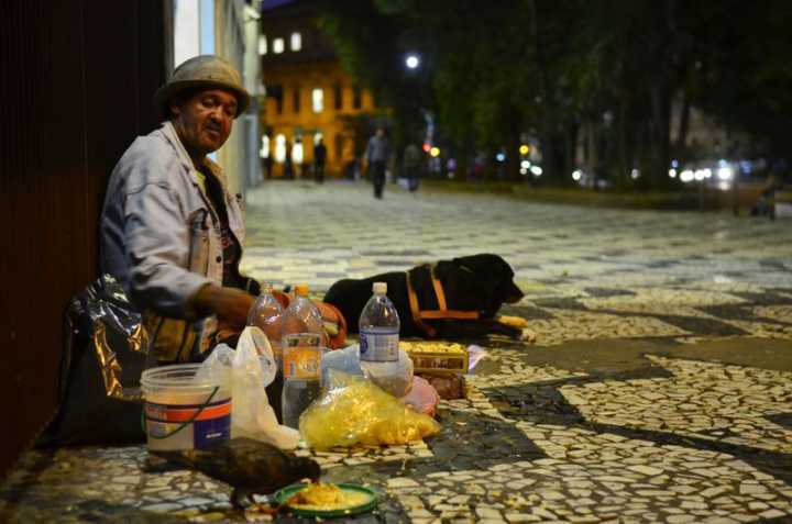 Morador de rua Ivanildo Azevedo da Silva sobrevive em meio a Avenida São João
