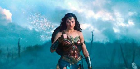 Gal Gadot interpreta a heroína Mulher-Maravilha