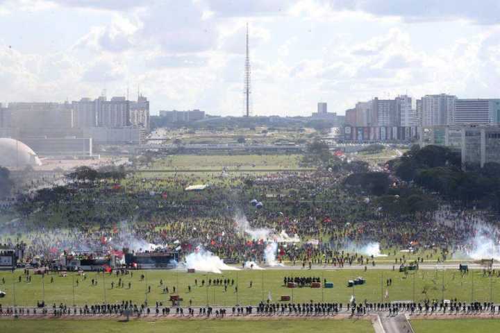 A polícia reagiu com bombas e gás contra os manifestantes