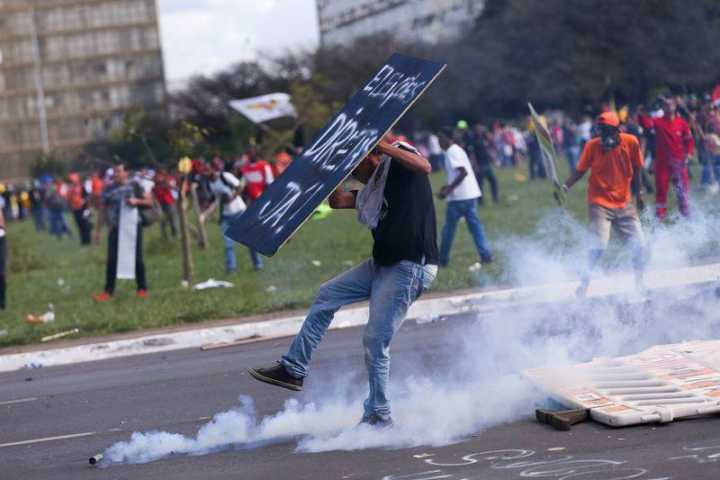 O protesto pede a saída do presidente Michel Temer e eleições diretas