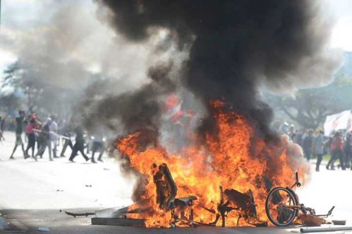 A polícia reagiu com bombas e gás contra os manifestantes