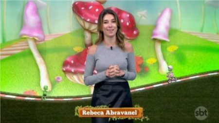 Recentemente, Rebeca substituiu irmã no matinal infantil da emissora