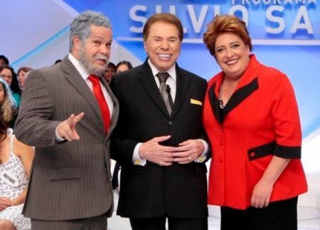 Silvio Santos em meio a humoristas imitando Lula e Dilma