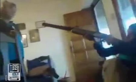 Cena chocante do garoto apontando a arma para uma menina de 12 anos