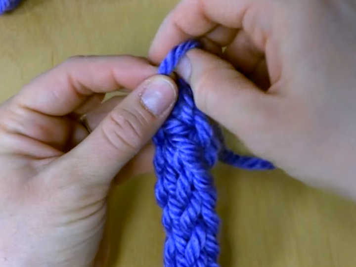 Tricotar com os dedos é um ótimo passatempo para todas as idades