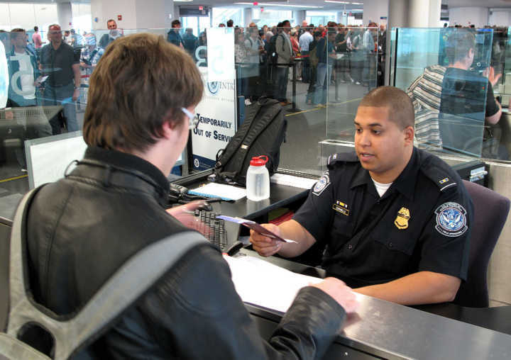 Turista passa pelo controle de imigração no aeroporto internacional da Filadélfia (EUA)