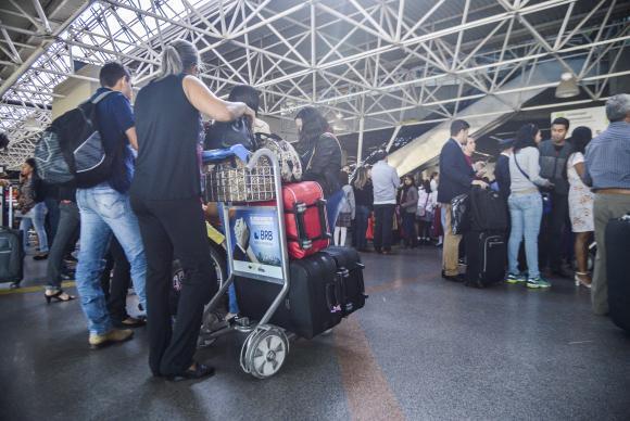 Passageiros enfrentam filas para a inspeção de bagagens nos aeroportos do país