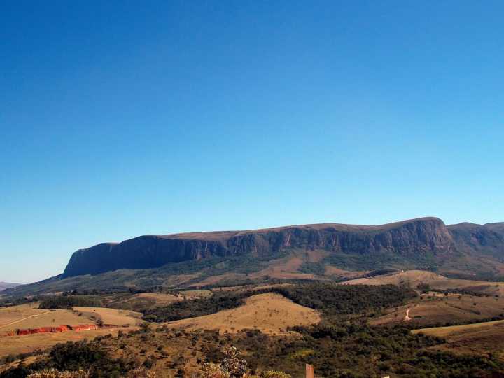 O Parque possui variada beleza cênica com grandes paredões de rocha onde existem várias e belas cachoeiras