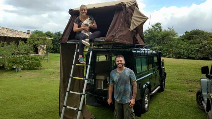 O casal Eduardo e Rafaela com a Pandora, uma Land Rover Defender 110 totalmente adaptada para a volta ao mundo