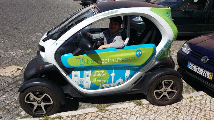 O carrinho é super fácil de guiar, possui somente freio, acelerador e freio de mão