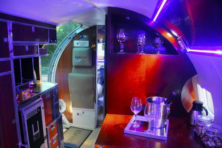 Interior da suíte temática Aero Flyer da Viviê Pousada, em Monte Verde