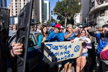 Manifestação aconteceu depois da morte de Leandro de Souza Santos, 19.