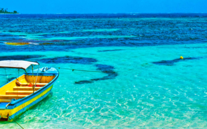 Barco na ilha de San Andrés, Caribe Colombiano – Divulgação/Minube