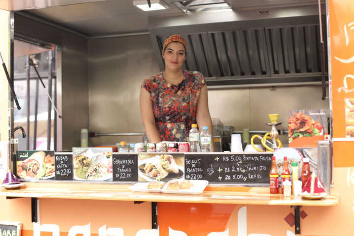 Basma em seu trailer, onde vende comida árabe