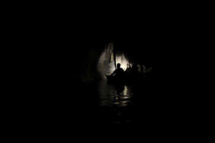 Passeio pelo interior da Barton Creek, caverna submersa usada para cerimônias maias, no distrito de Cayo, no sul do país
