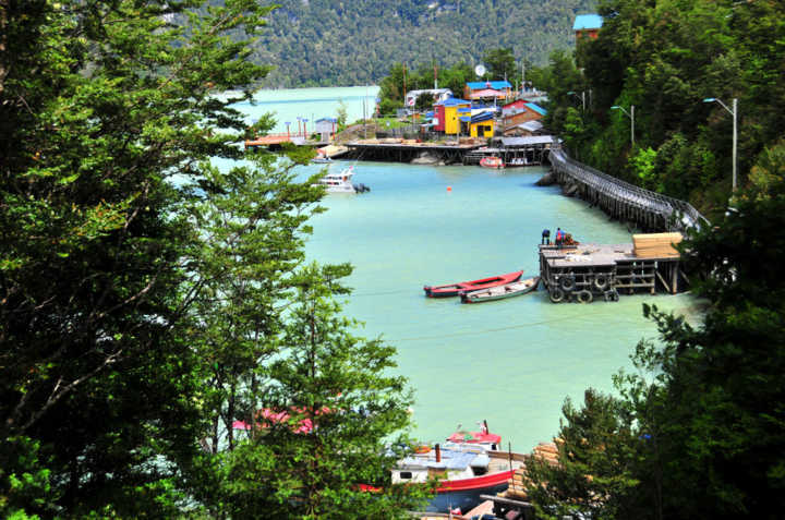 Vista do vilarejo de Caleta Tortel, na Patagônia chilena