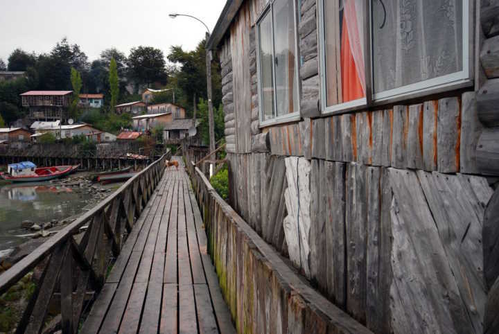 Caleta Tortel tem 7,5 km de plataformas e pontes de cipreste interligadas