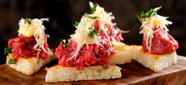 As tapas podem ser degustadas com cerveja, vinho ou sidra