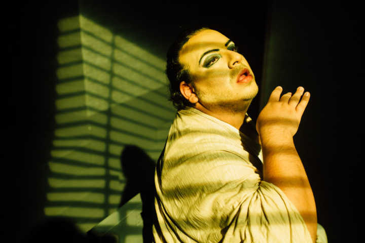Luis Lobianco em ação na peça ‘Gisberta’