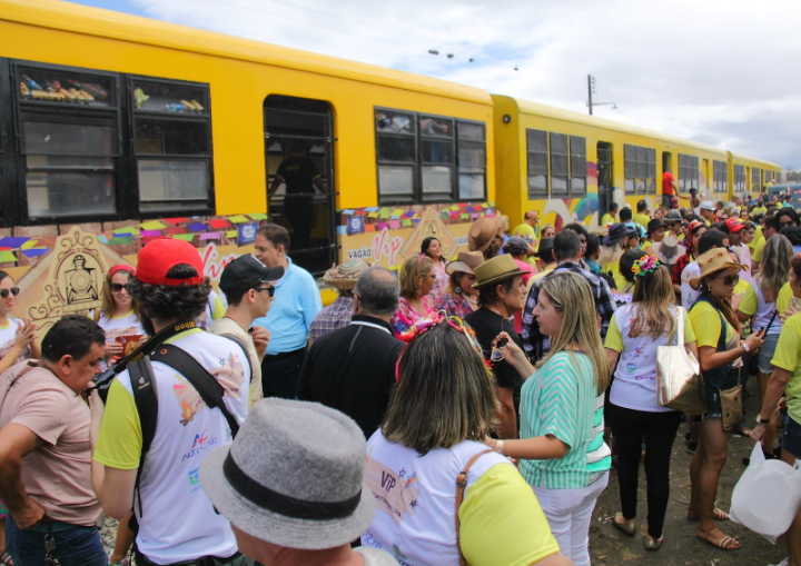 Turistas aguardam para embarcar na Locomotiva do Forró