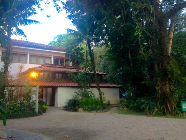 O Museu Casa do Pontal fica em um sítio rodeado de verde