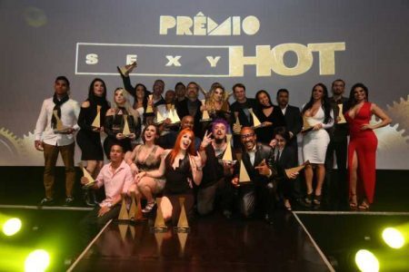 Os vencedores da quarta edição do Prêmio Sexy Hot posam para foto junto a seus troféus