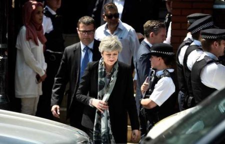 Em visita à mesquita, primeira-ministra Theresa May prometeu combater terrorismo e extremismo