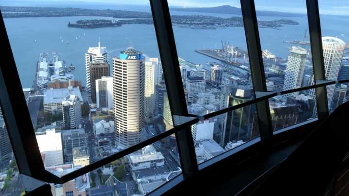 Vista da Sky Tower em Auckland, Nova Zelândia; bilhetes custam em média R$ 4.100