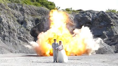 O casal japonês queria posar apenas na frente de uma explosão