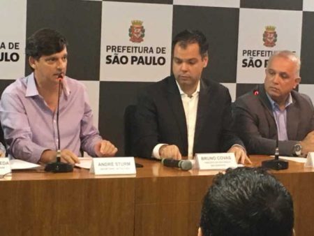 O secretário André Sturm e o vice-prefeito Bruno Covas participaram de reuniões em que foi pedido para inflar proposta da Ambev