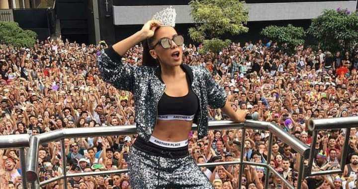 Anitta se apresenta na Parada LGBT de São Paulo e, ao final, desculpa-se com os fãs