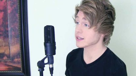 Austin Jones é cantor e youtuber