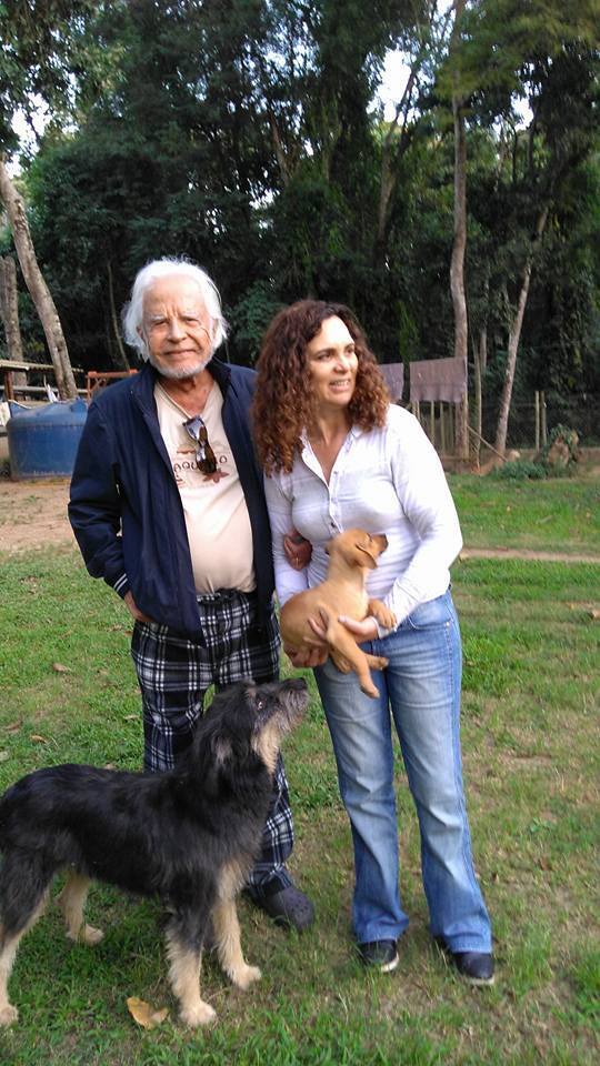 Cid Moreira, aos 89 anos, surge barbudão e adota três cães