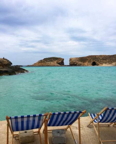 O Blue Lagoon fica na ilha de Comino e possui uma água azul-esverdeada