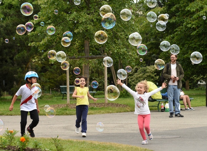 Atividades ao ar livre como em parques públicos são uma ótima opção de entretenimento para as crianças