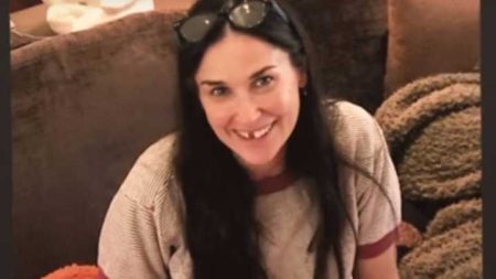 Demi Moore em uma foto que a mostra sem um dos dentes