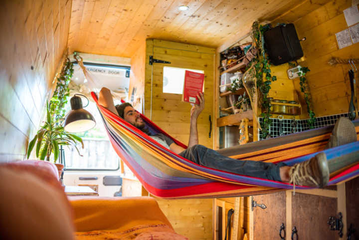Interior da van que foi transformada em casa itinerante