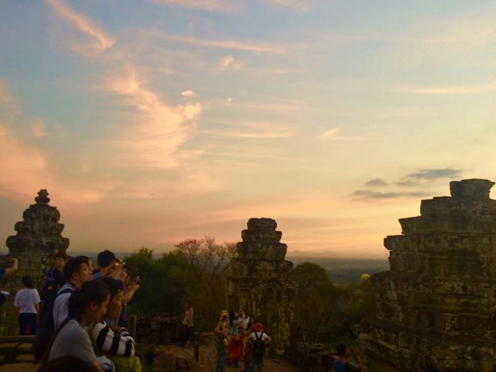 Pôr do sol no templo Phnom Bakheng, no complexo de Angkor Wat, Camboja