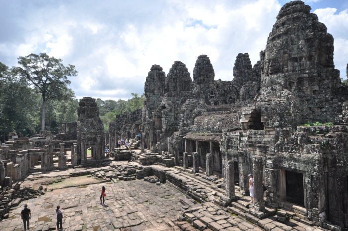 O complexo de templos Angkor Wat é o maior monumento religioso do mundo