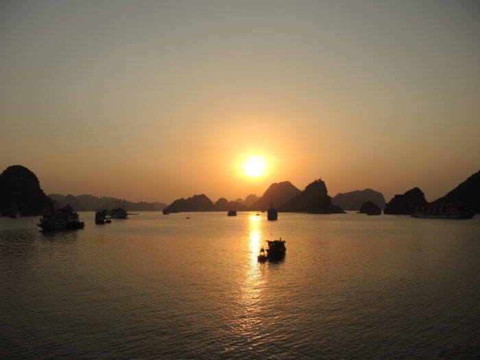 Barcos turísticos na baía de Ha Long