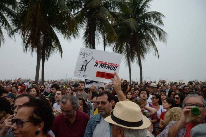 Manifestantes pedem Diretas Já na Praia de Copacabana