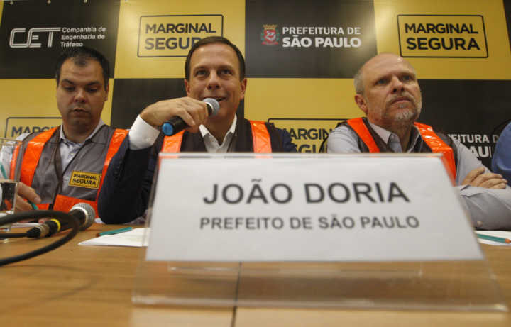 O prefeito João Doria, o vice, Bruno Covas (esq.) e o secretário de Mobilidade e Transportes, Sérgio Avelleda