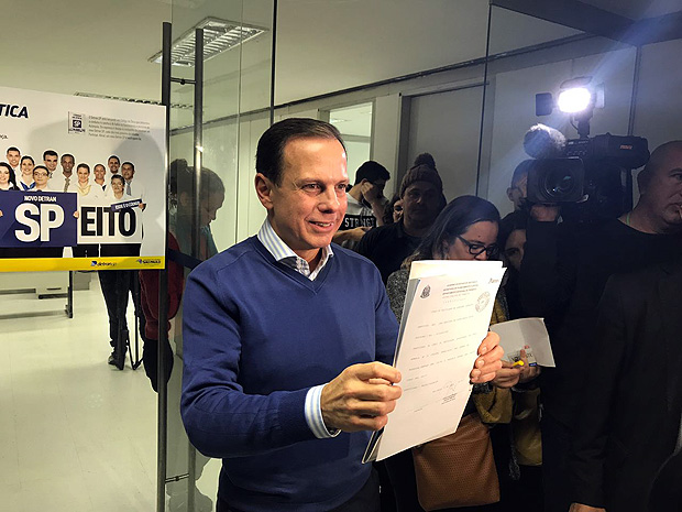 O prefeito João Doria mostra o certificado obtido após teste no Detran