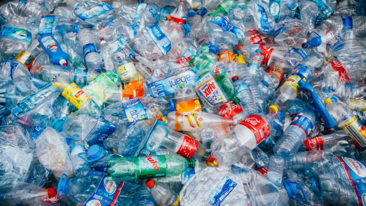 Em 2016, mais de 480 bilhões de garrafas plásticas foram vendidas em todo planeta