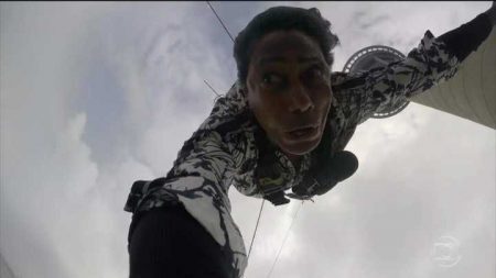 A jornalista saltou do maior bungee jump do mundo. Apenas