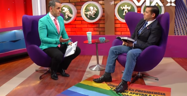 Pastor Javier Soto, homofóbico declarado, pisa na bandeira LGBT e é expulso do programa