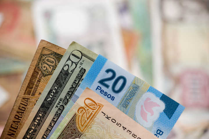 Trocar dinheiro ainda no Brasil vale apena apenas para moedas fortes, como dólar e euro