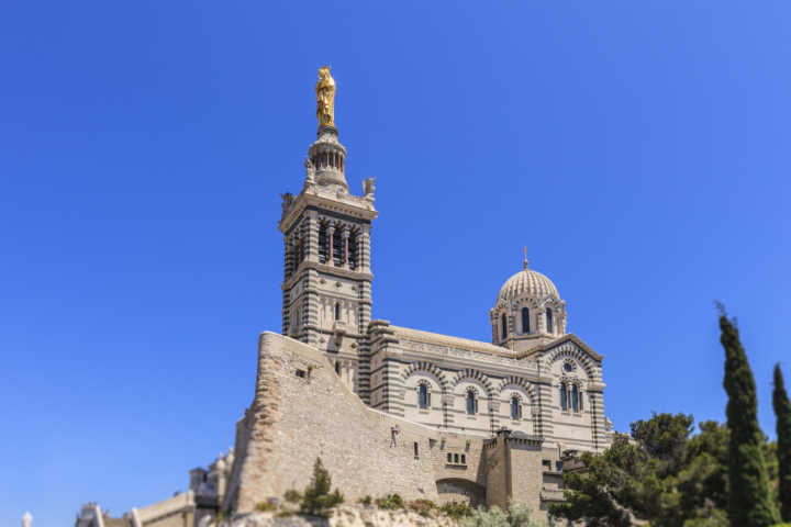 Vista da Basílica de Notre Dame de la Garde; a construção em estilo romano bizantino é um dos cartões-postais de Marselha