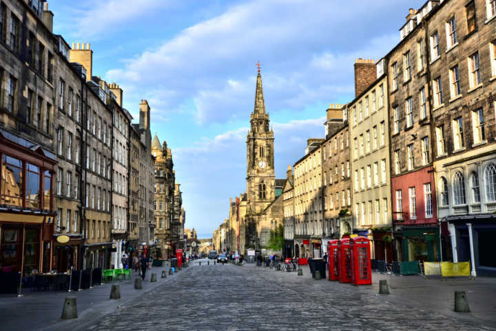 Vista da Royal Mile, uma das ruas mais famosas de Edimburgo (Escócia)