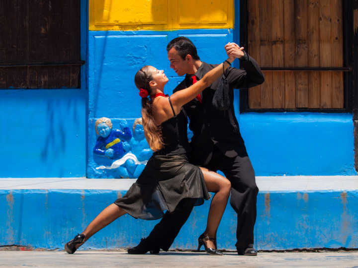 É possível admirar a dança coreografada por artistas de rua